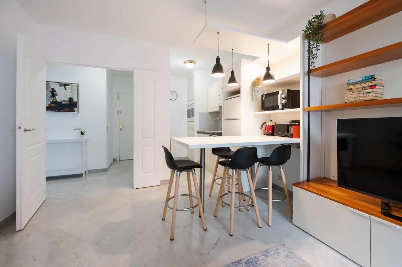 Le Victoria: Seafront Elegance with Pool and Sauna in Menton Apartment